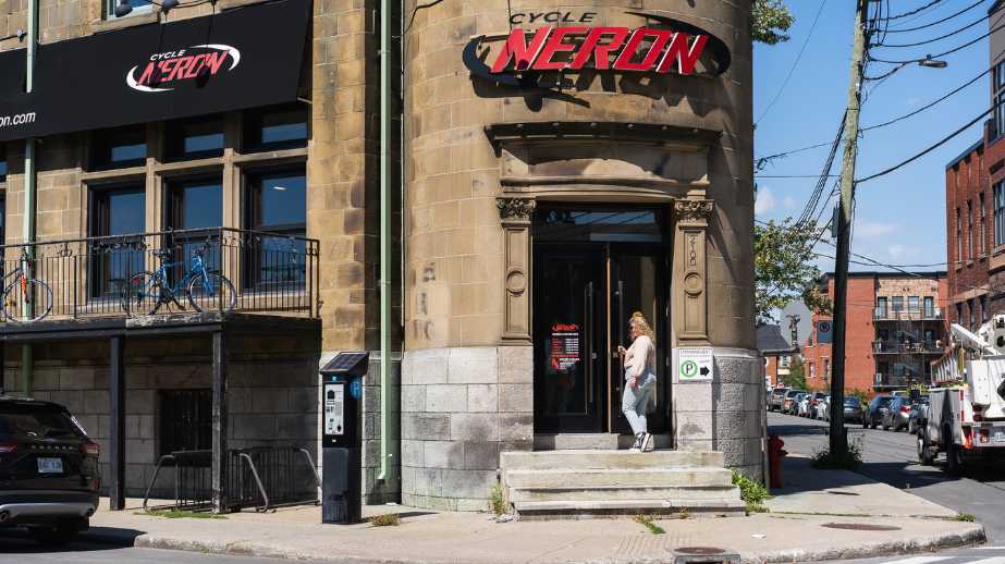 The Cycle Néron store in Lachine, located in a stone building, shown on a sunny day.